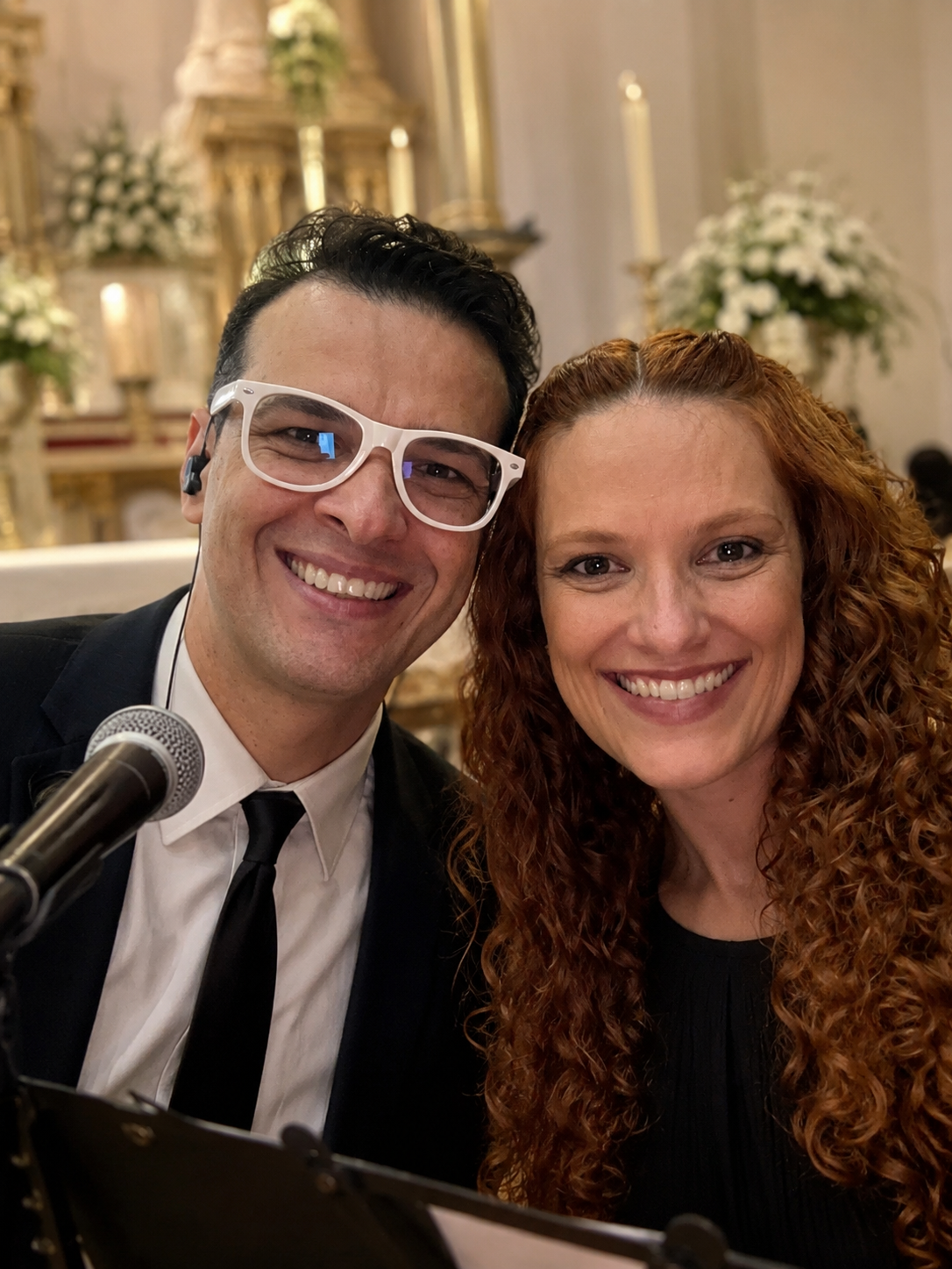 Dai e Bizuco cantando na cerimônia de matrimônio católico